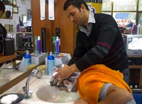Use of a shampoo brush